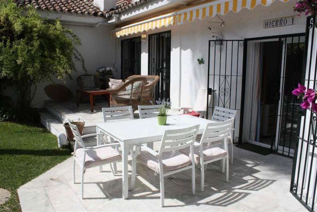 Beachfront Development With Tropical Gardens. Apartamento Marbella