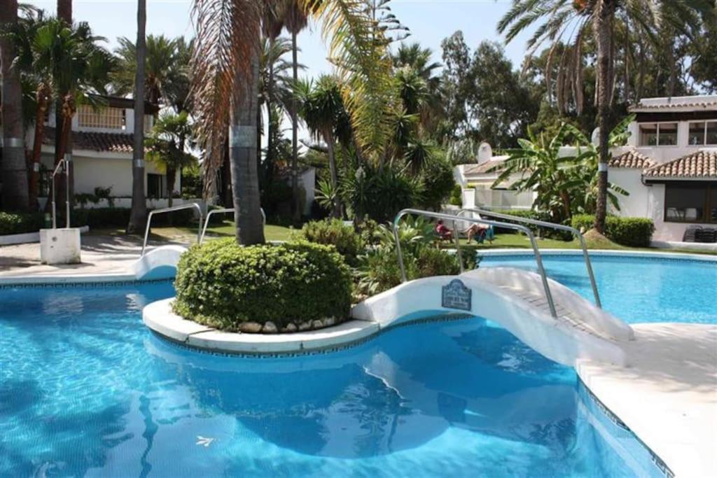 Beachfront Development With Tropical Gardens. Apartamento Marbella