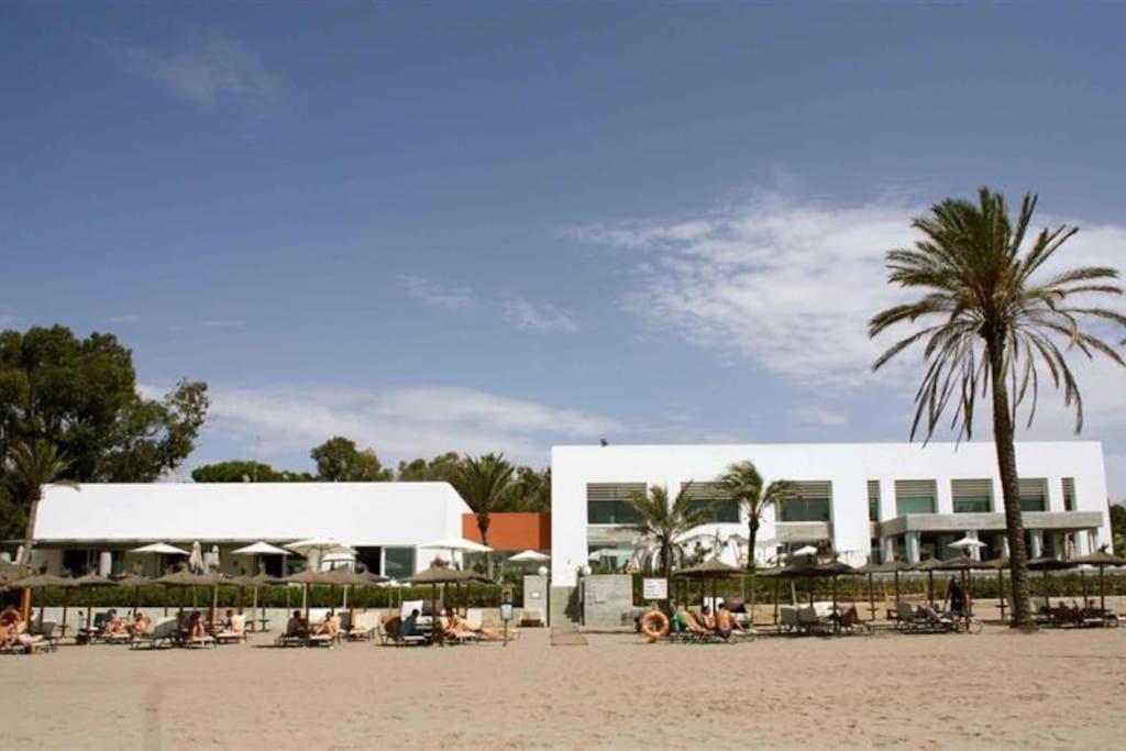 Apartamento Beachfront Development With Tropical Gardens.