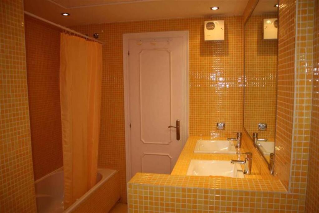 Beachfront Development With Tropical Gardens. Apartamento Marbella